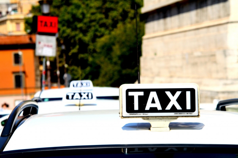 taxis-FLAYOSC-min_taxi_auto_rome_road_white-1051610